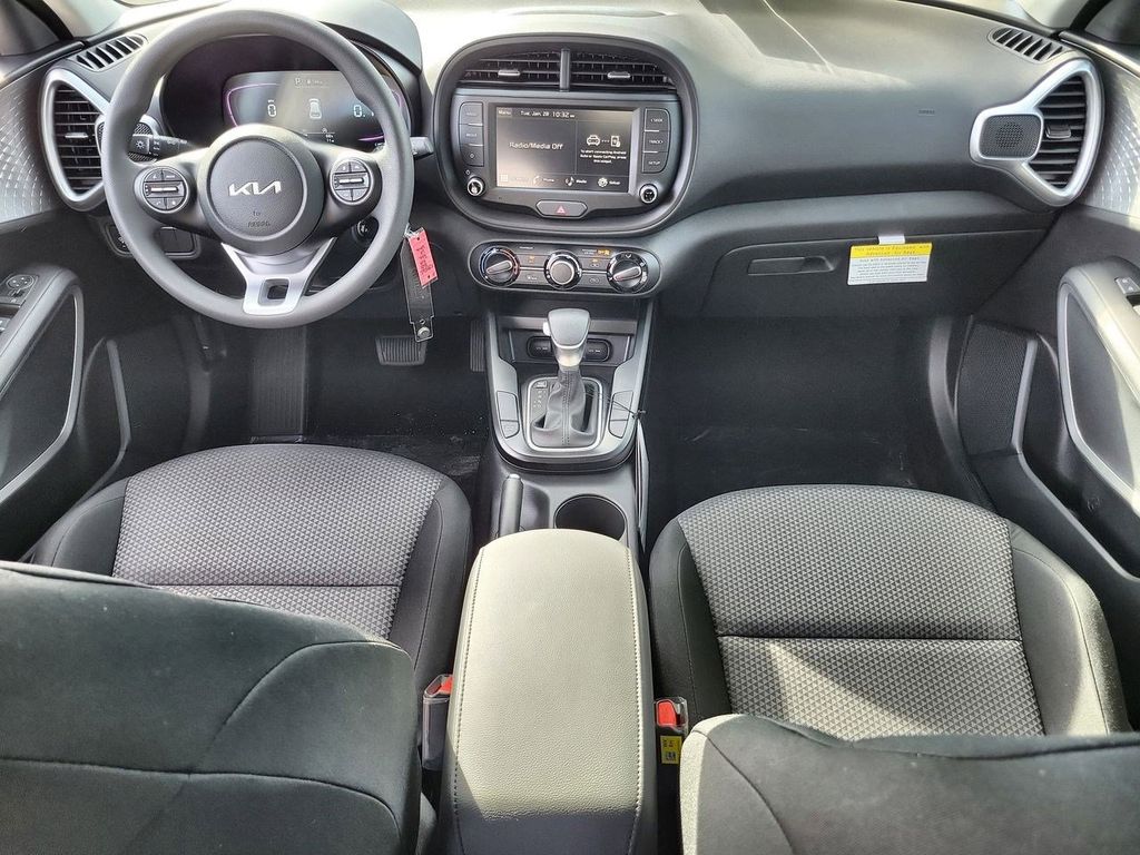 2025 Kia Soul LX photo 13