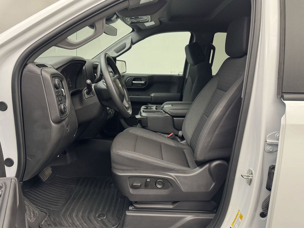 2024 Chevrolet Silverado 1500 Custom photo 4