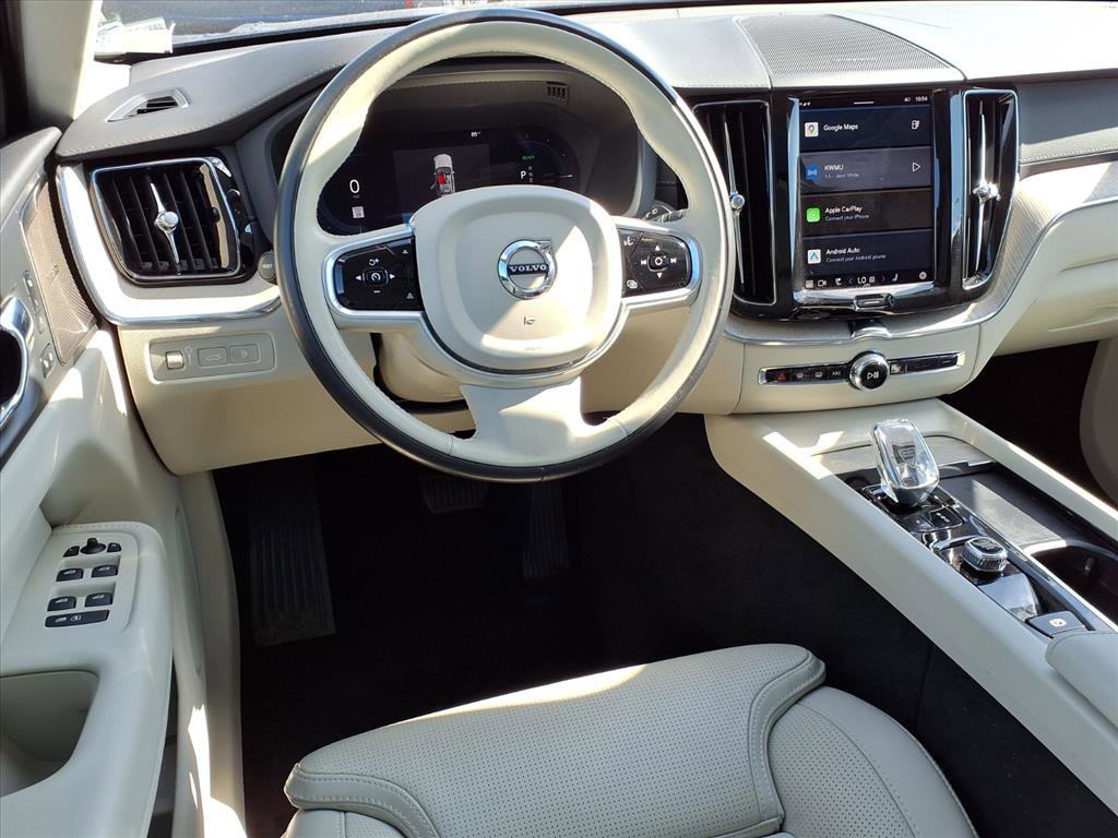2022 Volvo XC60 Recharge Hybrid Inscription photo 3
