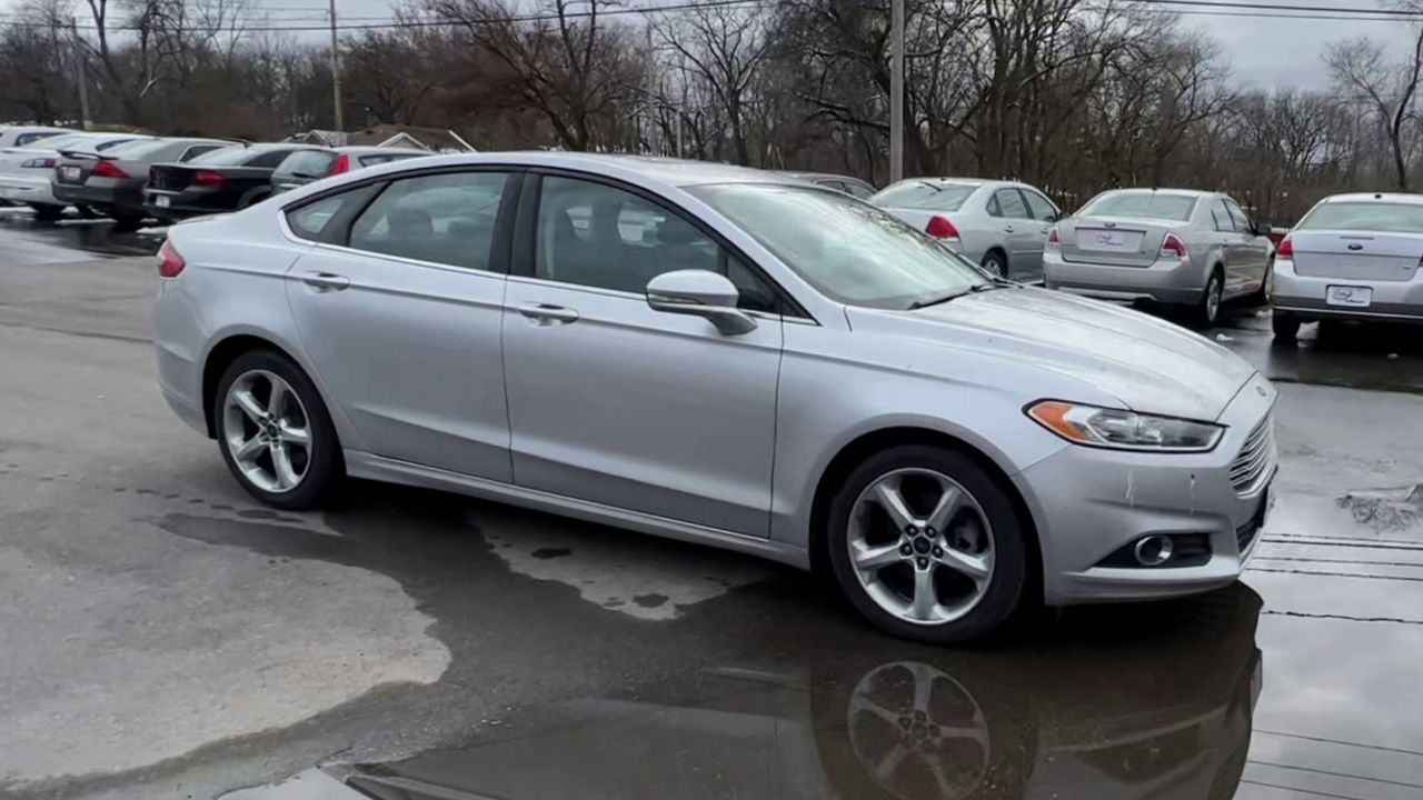 2016 Ford Fusion SE photo 2