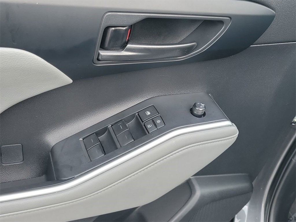 2022 Toyota Highlander LE photo 24