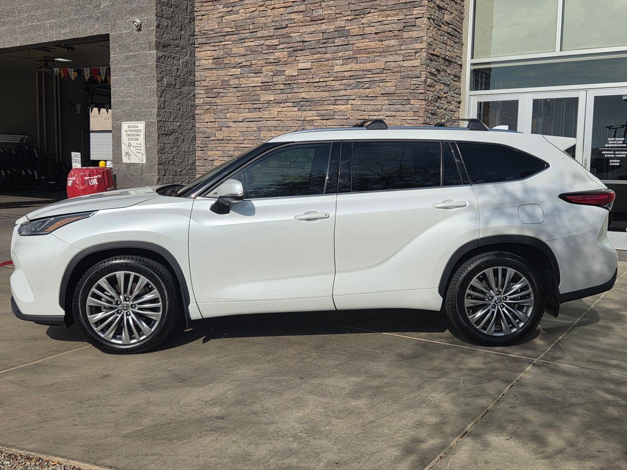2022 Toyota Highlander Platinum photo 2