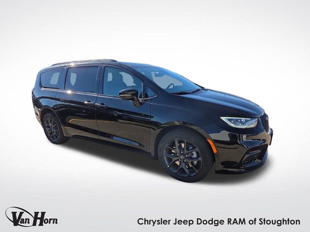 2026 Chrysler Pacifica Select's photo