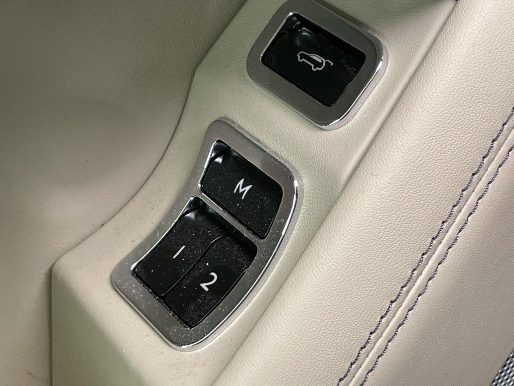 2022 Bentley Bentayga V8 photo 34