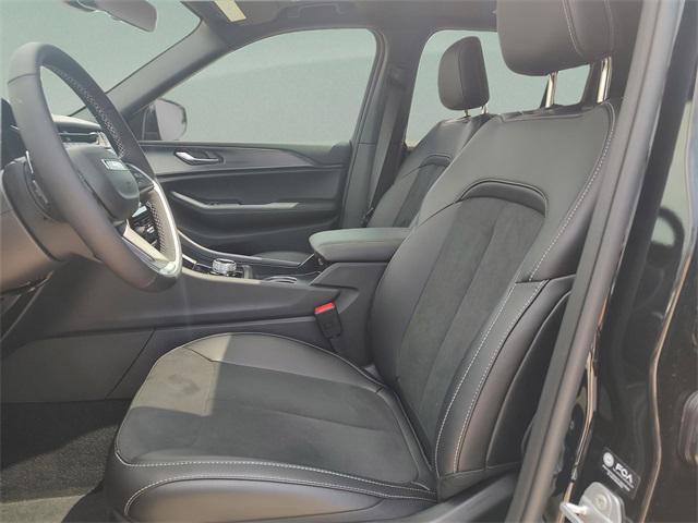 2025 Jeep Grand Cherokee Laredo Altitude photo 23