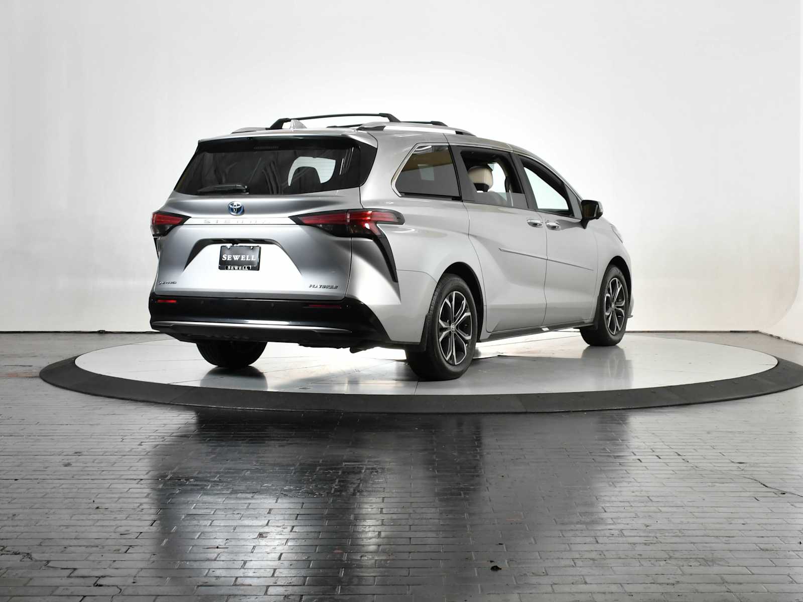 2025 Toyota Sienna Platinum photo 5