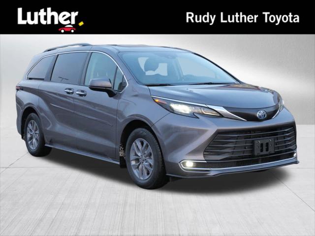 2024 Toyota Sienna XLE's photo