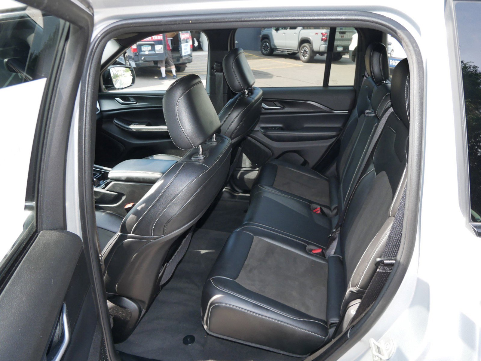 2023 Jeep Grand Cherokee Altitude photo 11