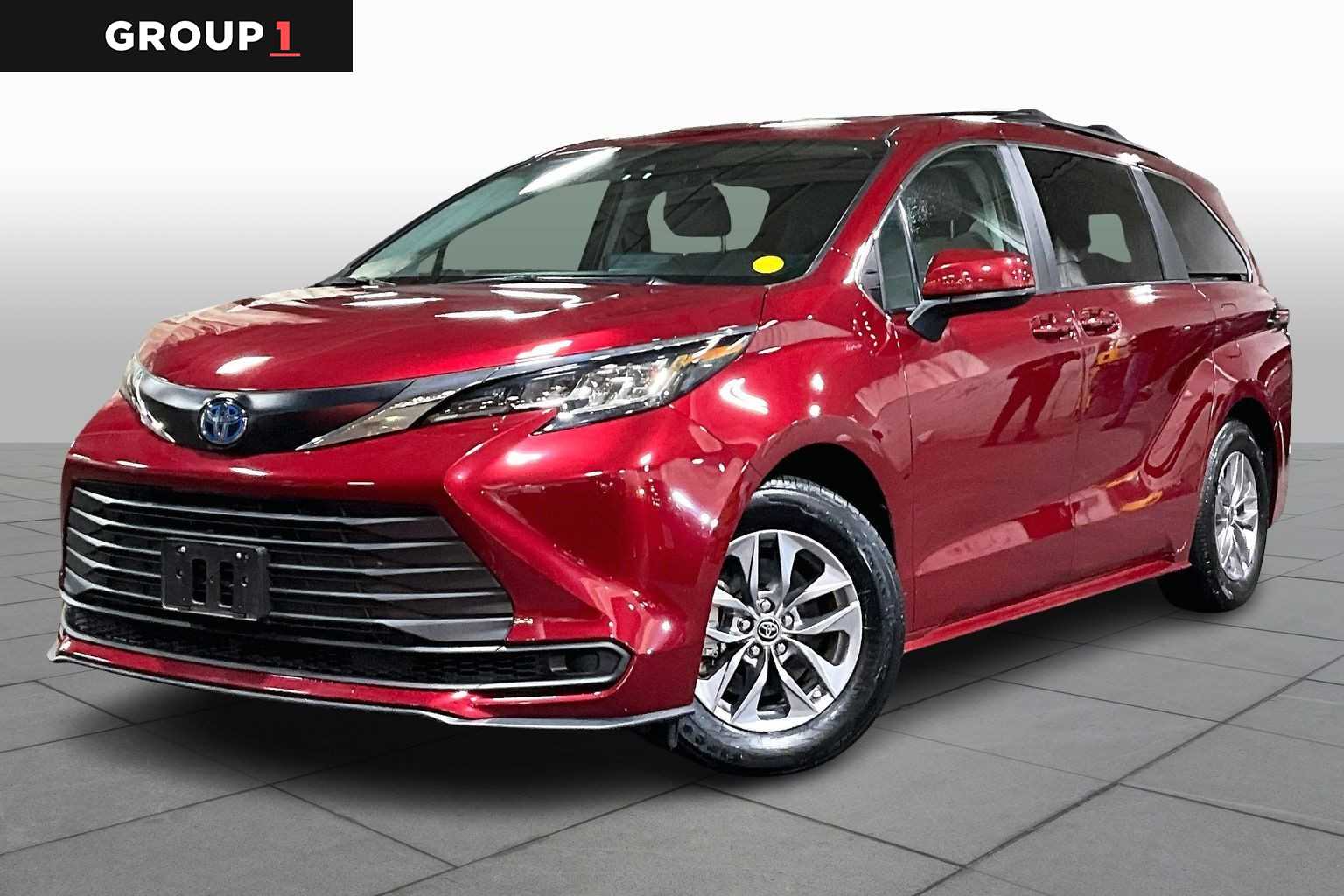 2023 Toyota Sienna LE's photo