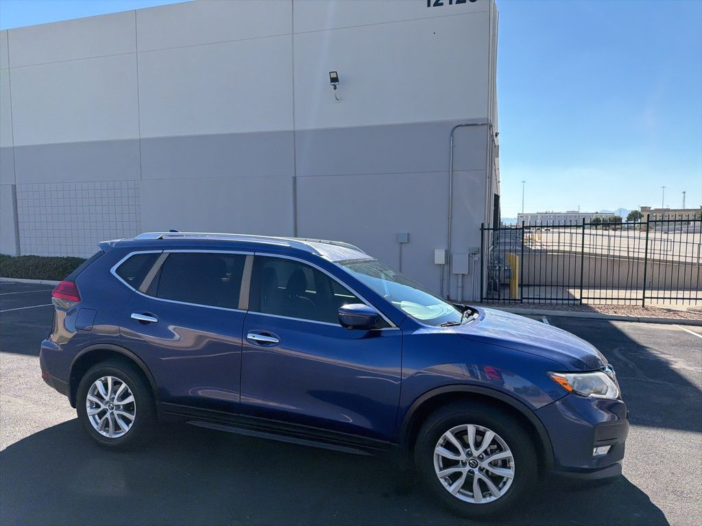 2017 Nissan Rogue SV photo 2