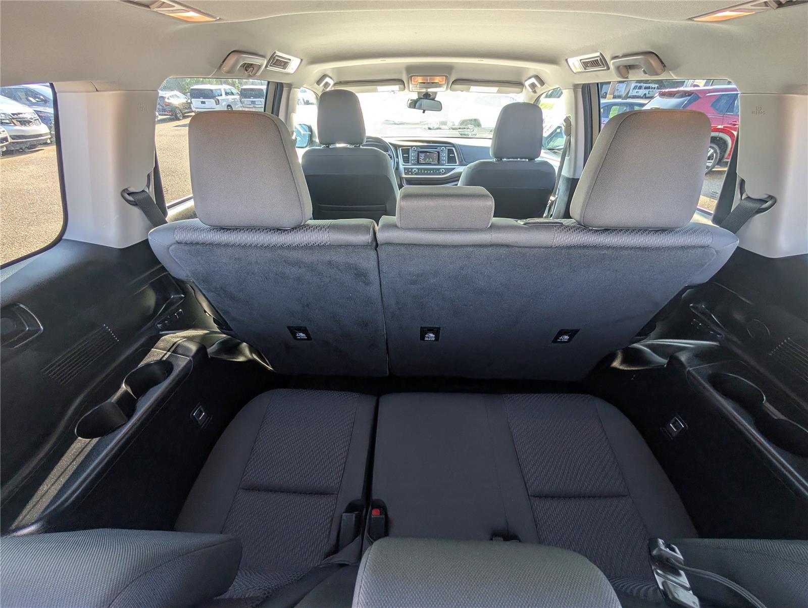 2018 Toyota Highlander LE photo 32