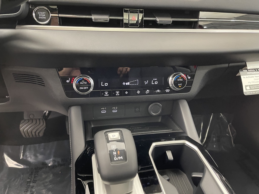 2025 Mitsubishi Outlander SE photo 13