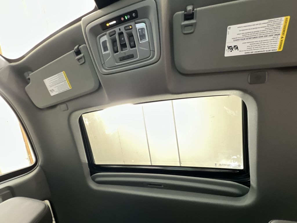 New 2025 White Frost Tricoat GMC SLT image 19