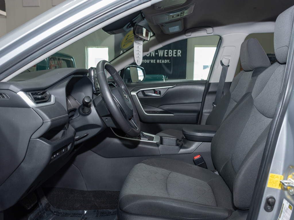 2022 Toyota RAV4 XLE photo 5