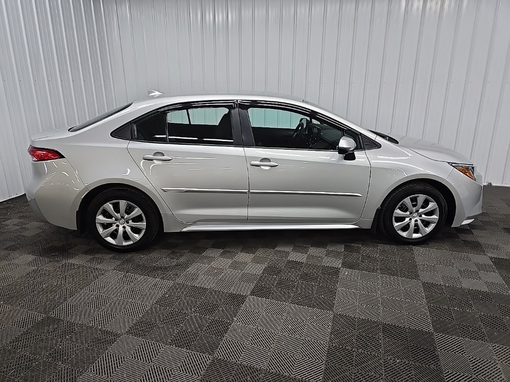 2022 Toyota Corolla LE photo 2