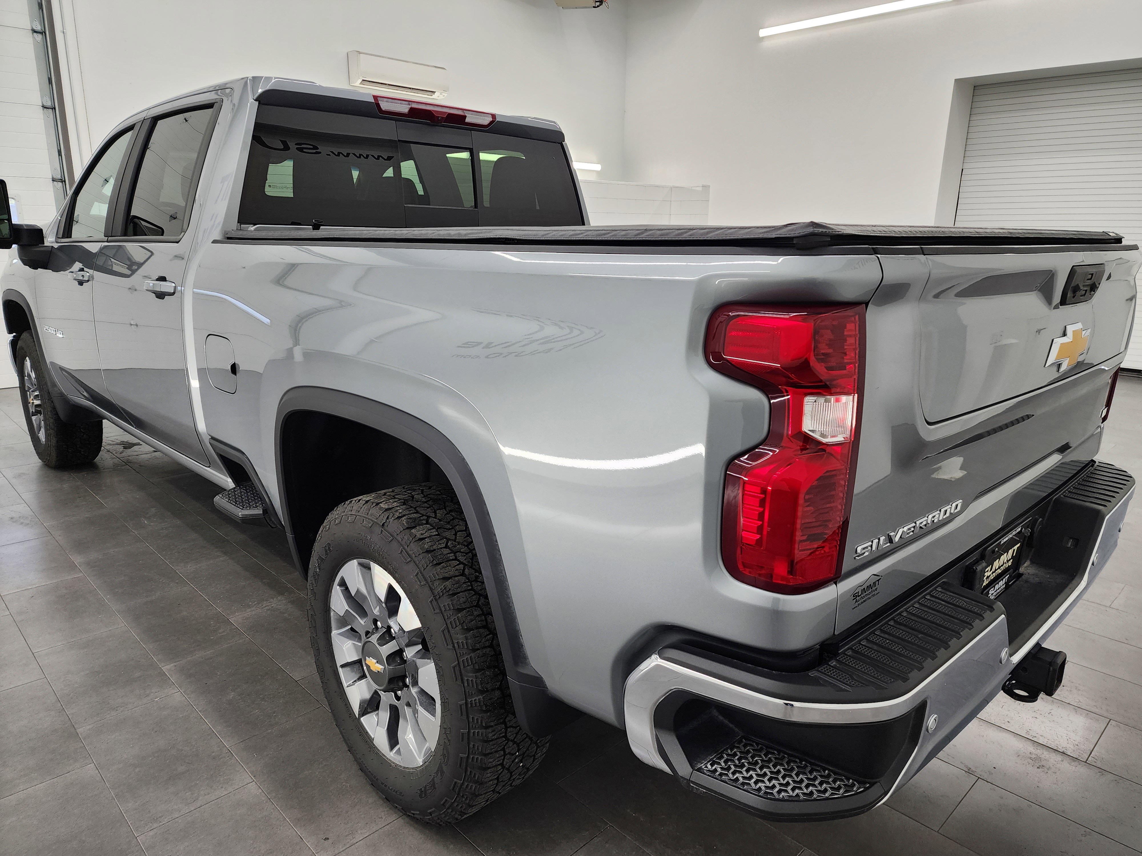 2025 Chevrolet Silverado 2500HD Z71 photo 2