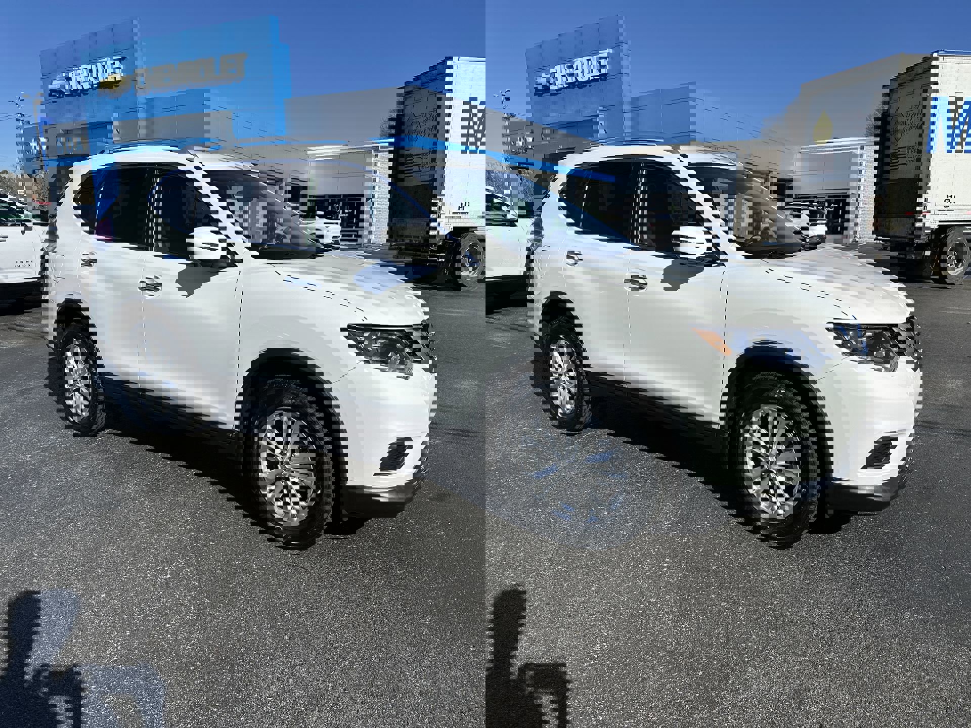 2016 Nissan Rogue SV's photo