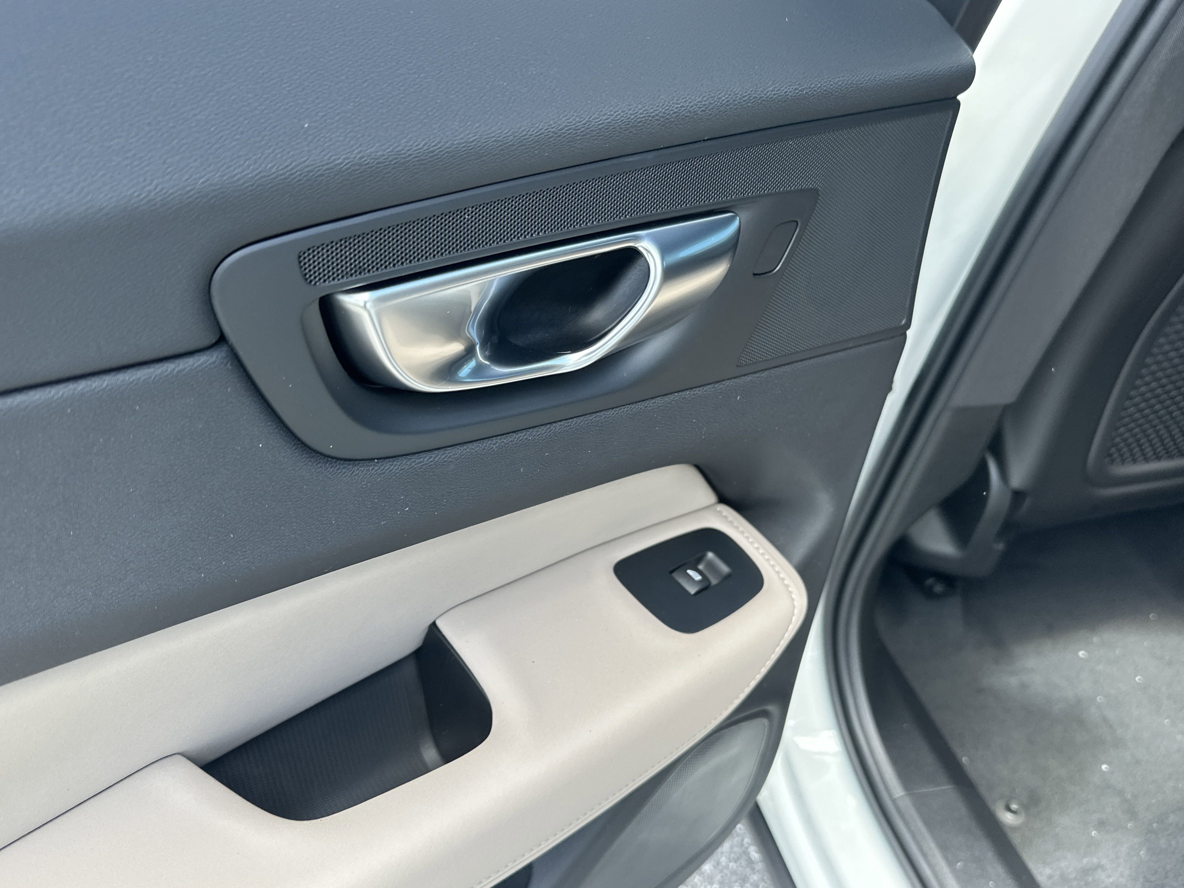 2026 Volvo XC60 B5 Plus photo 2
