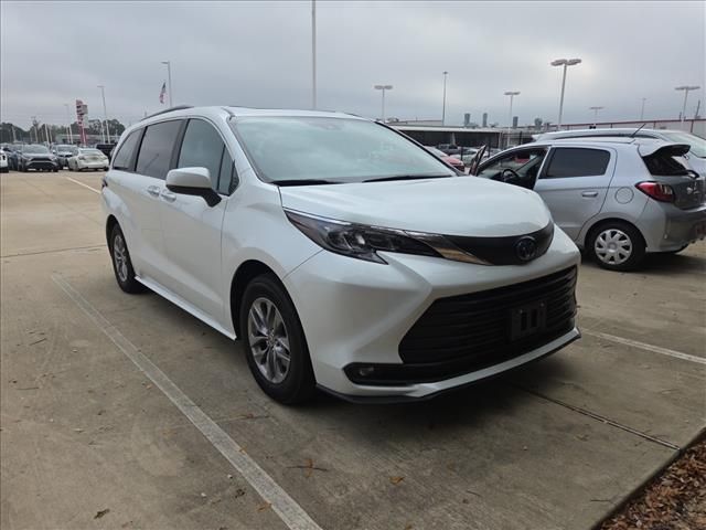 2025 Toyota Sienna XLE's photo