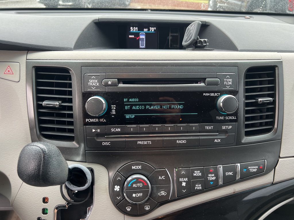 2014 Toyota Sienna LE photo 12