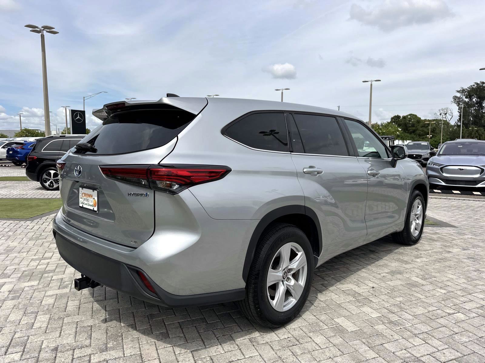 2022 Toyota Highlander LE Hybrid photo 4