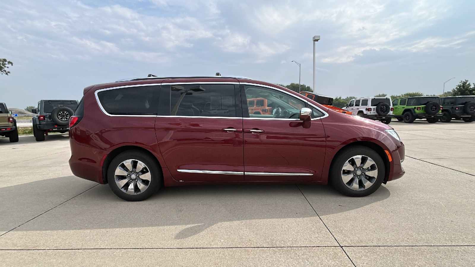 2018 Chrysler Pacifica Hybrid Limited photo 2