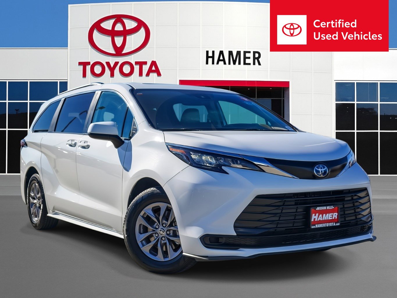 2024 Toyota Sienna LE's photo