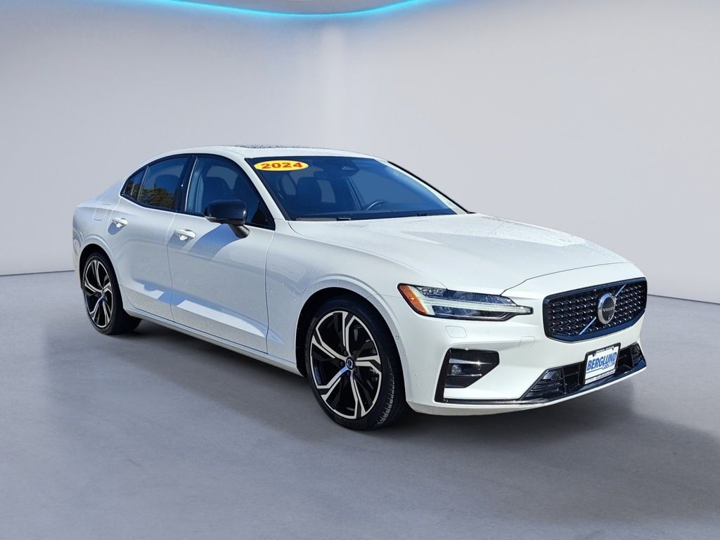 2024 Volvo S60 B5 Plus photo 2
