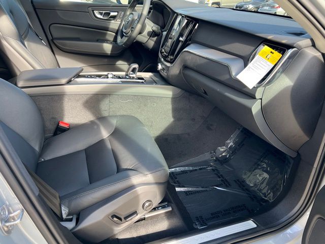 2025 Volvo XC60 B5 Core photo 24