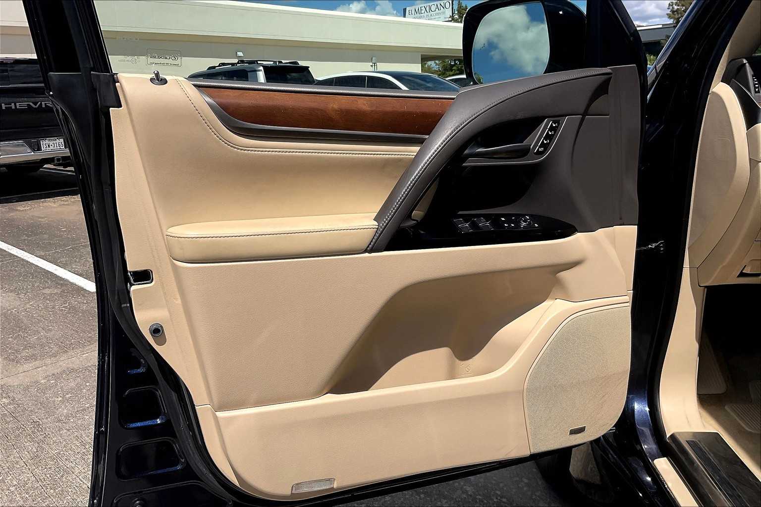2017 Lexus LX 570 photo 18