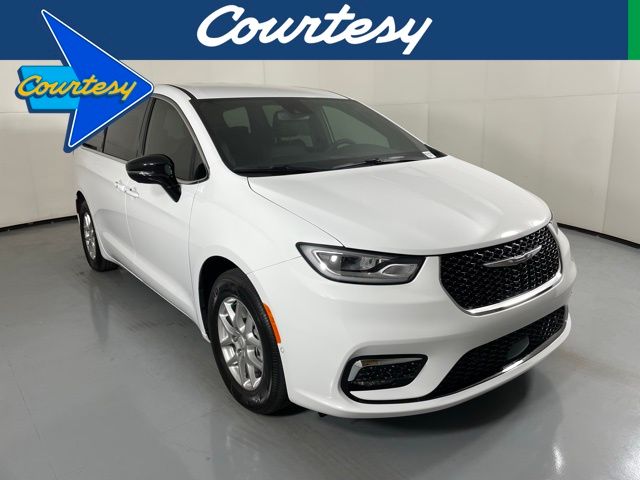 2025 Chrysler Pacifica Select's photo