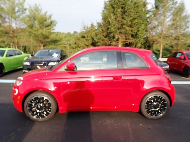 2024 Fiat 500e photo 2