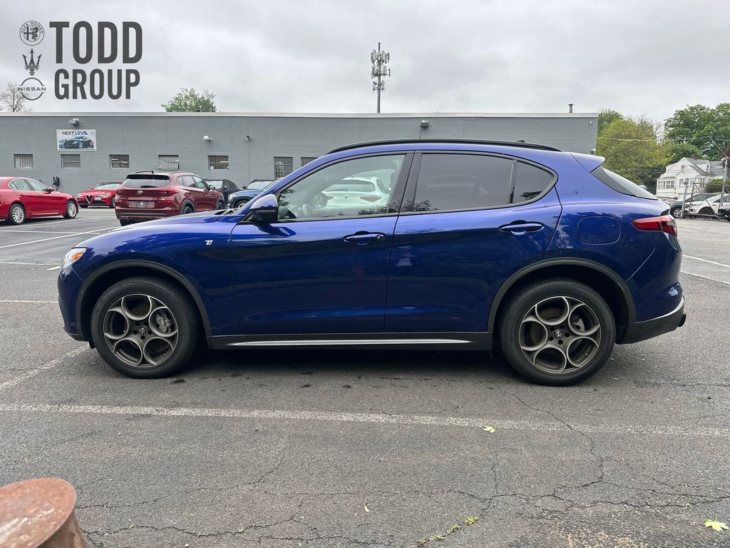 2022 Alfa Romeo Stelvio Ti photo 2
