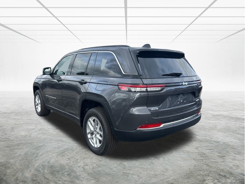 2025 Jeep Grand Cherokee Laredo photo 4