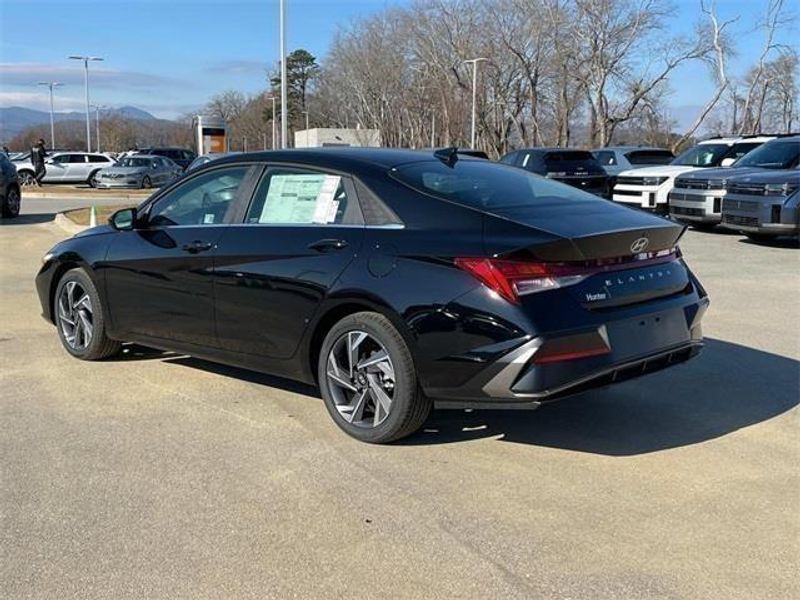 2025 Hyundai Elantra SEL Convenience photo 4