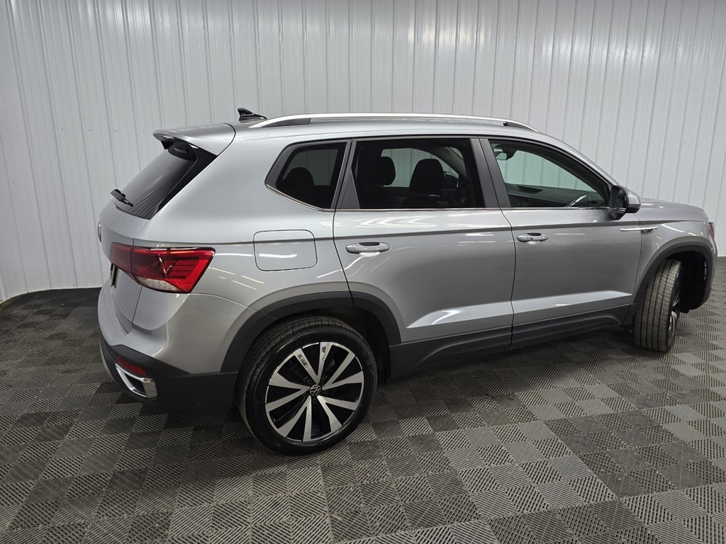 2024 Volkswagen Taos SE photo 3