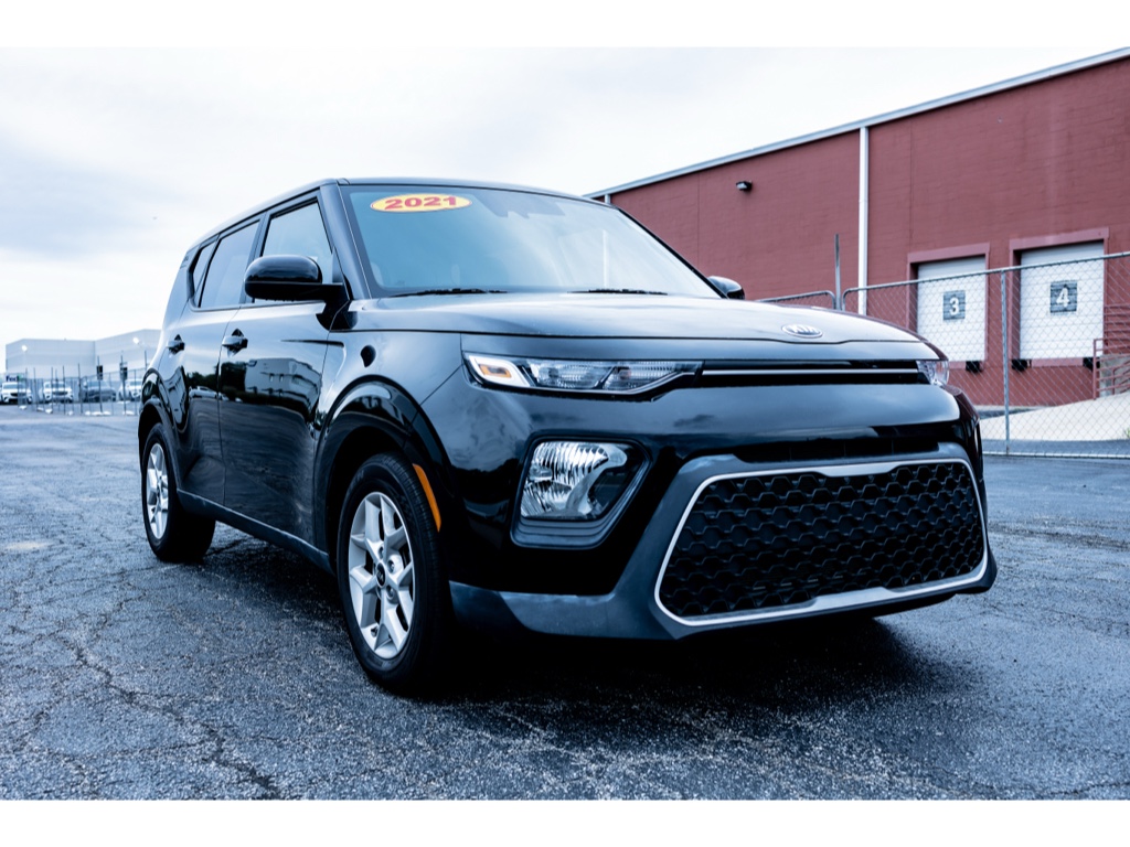 Used 2021 Kia Soul S with VIN KNDJ23AUXM7783455 for sale in Kansas City