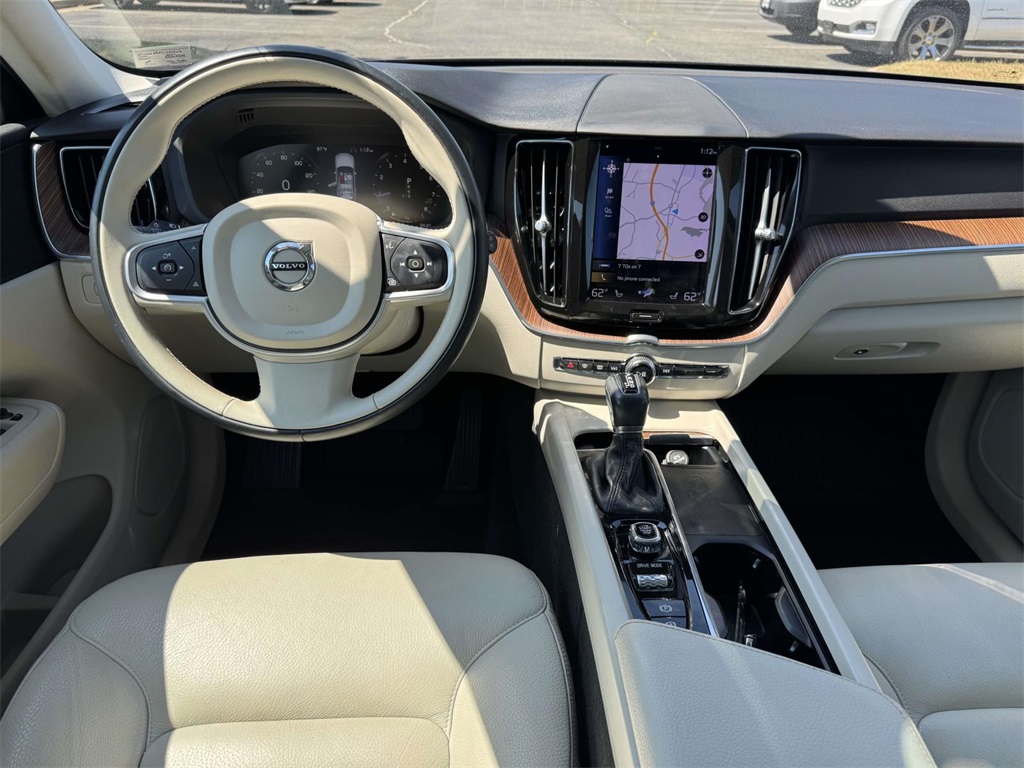 2021 Volvo XC60 T5 Momentum photo 17