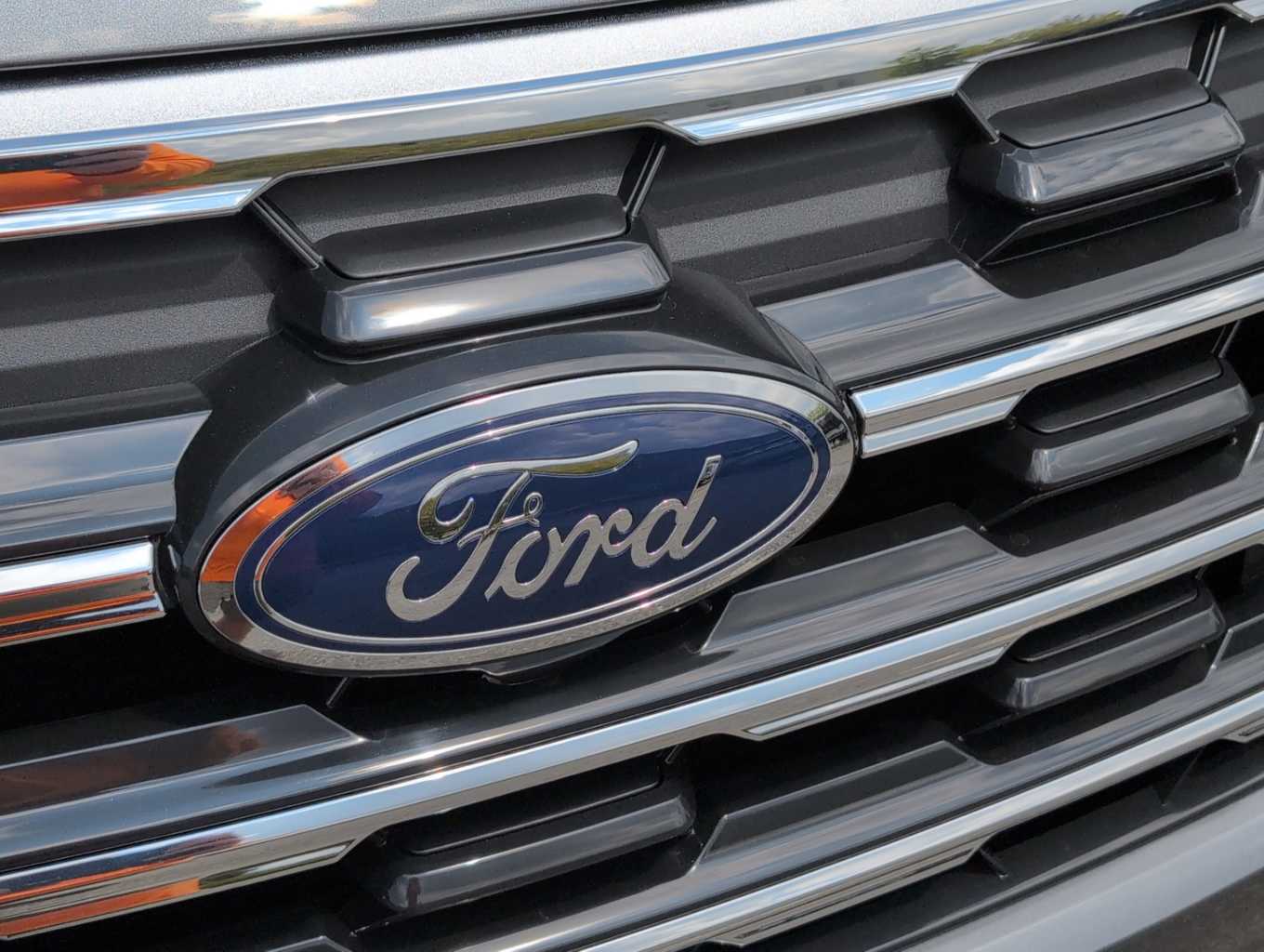 2025 Ford Explorer photo 4