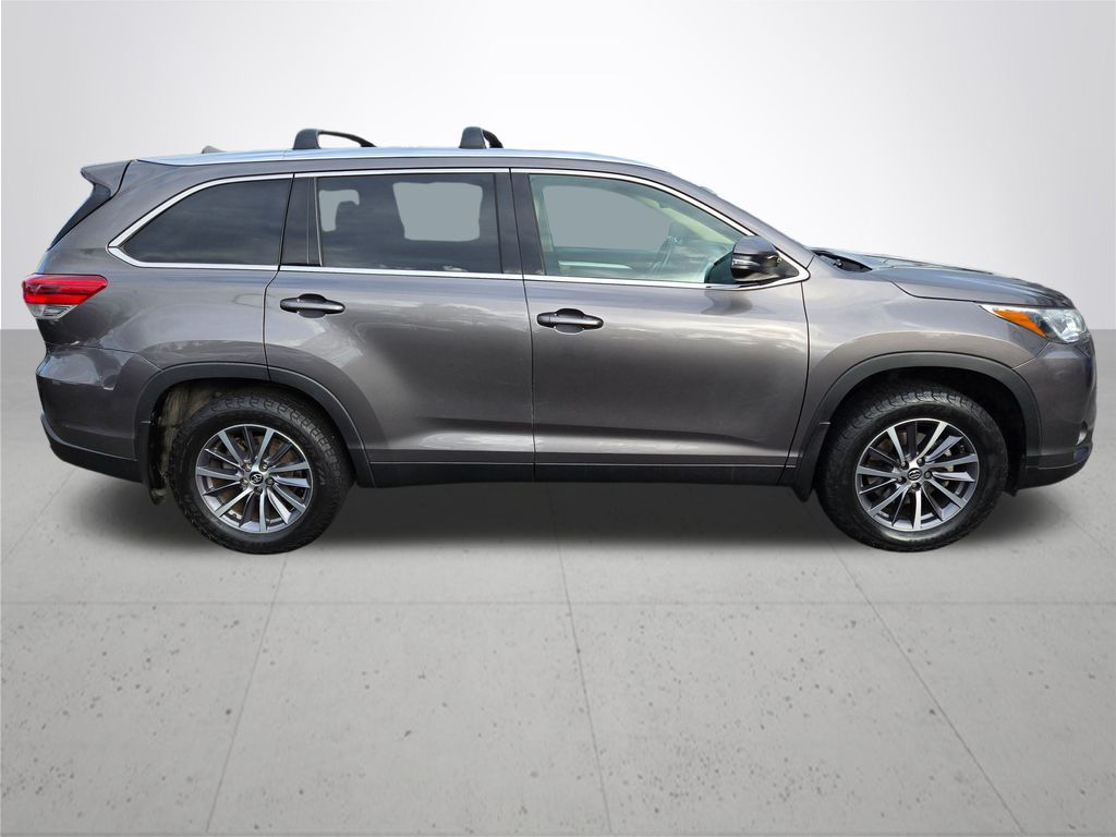 2019 Toyota Highlander XLE photo 2