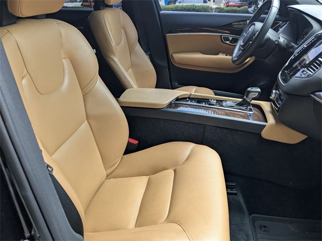 2016 Volvo XC90 T6 Momentum photo 25