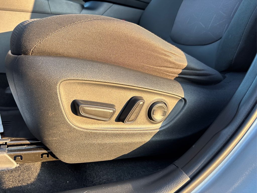 2019 Toyota RAV4 XLE photo 40