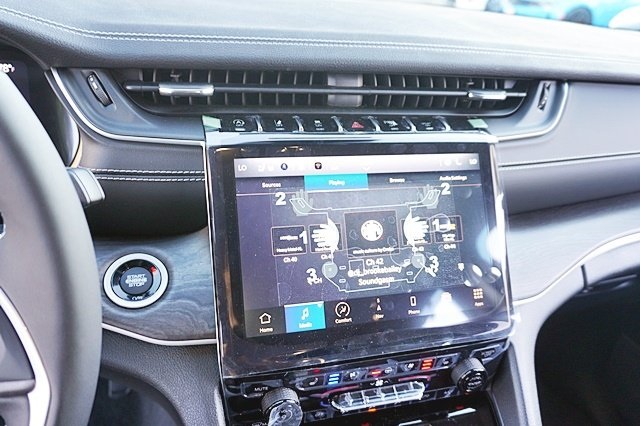 New 2023 Silver Zynith Exterior Paint Jeep Limited image 31