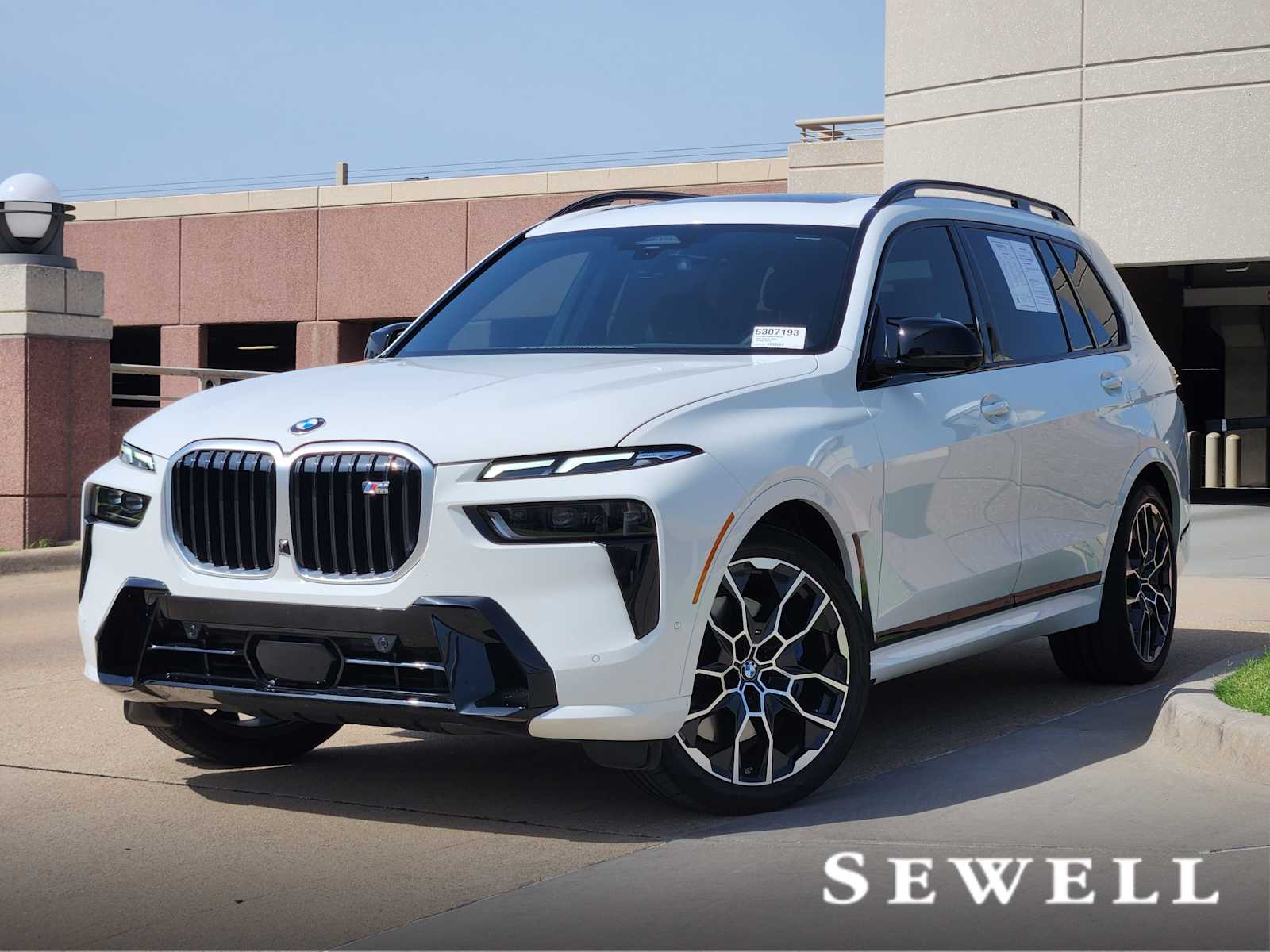2025 BMW X7 M60i's photo