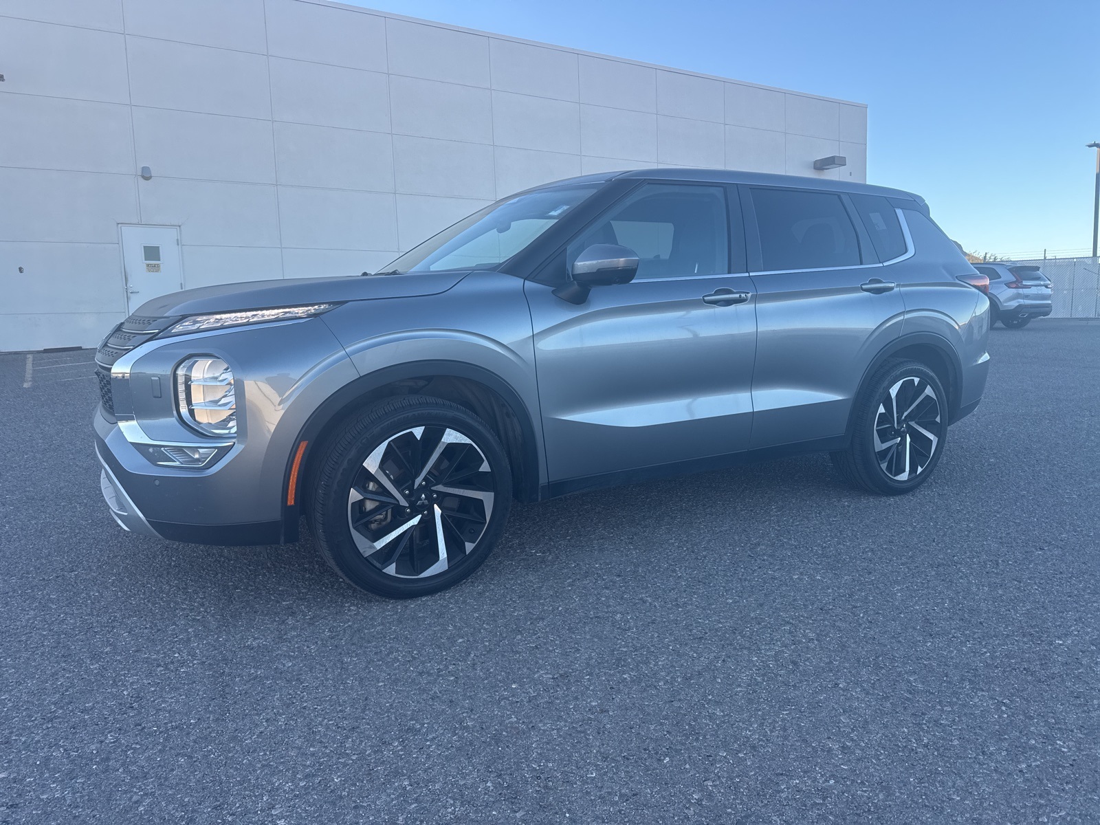 2024 Mitsubishi Outlander SE's photo