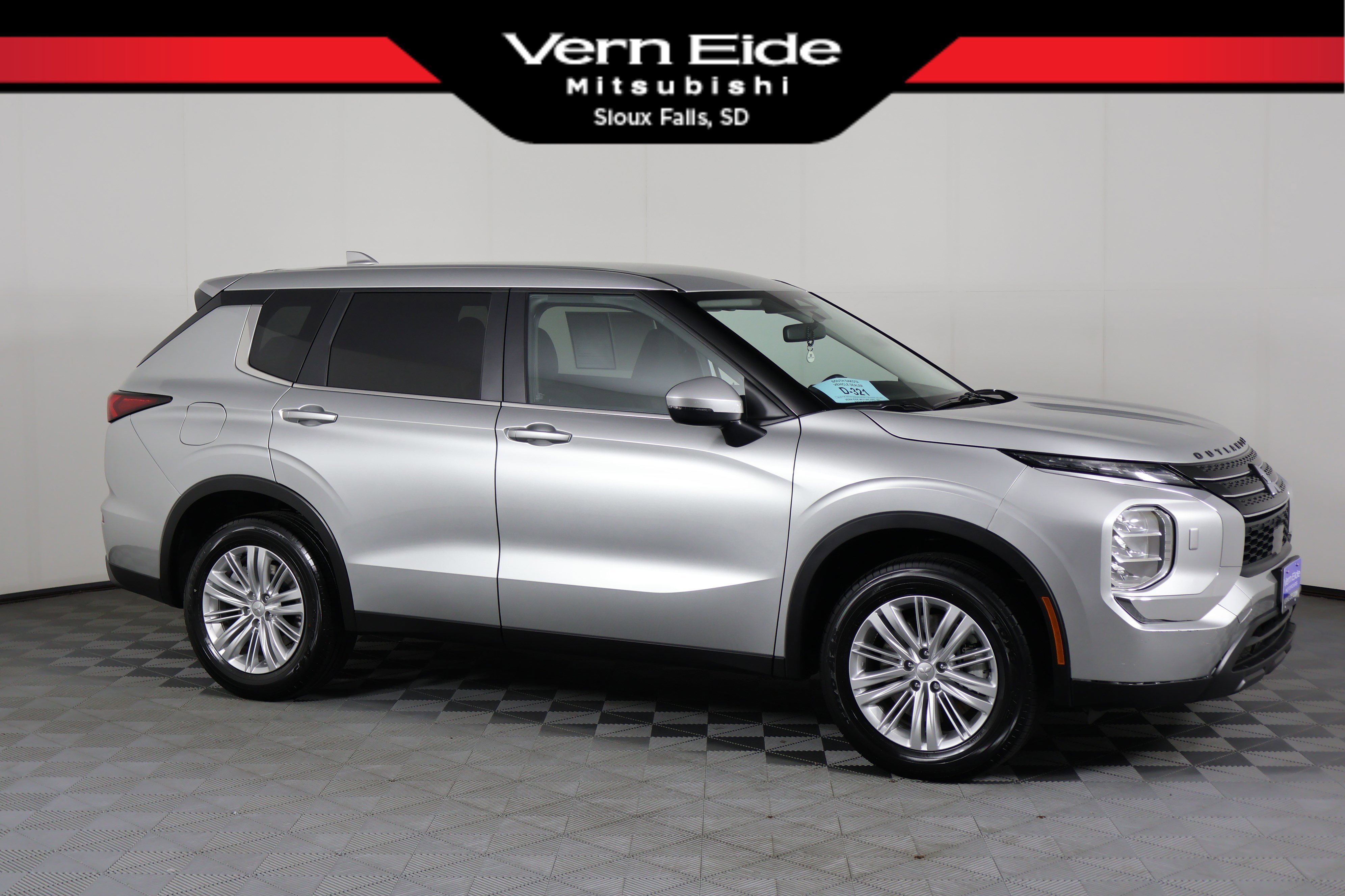 2024 Mitsubishi Outlander ES's photo