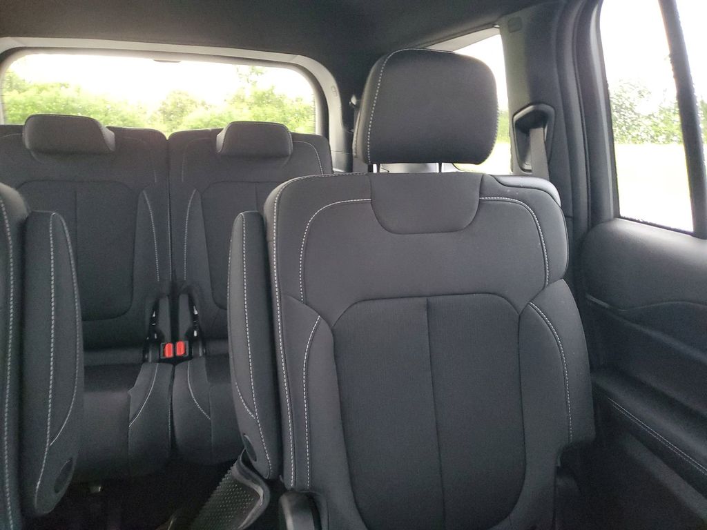 2025 Jeep Grand Cherokee Laredo Altitude photo 13