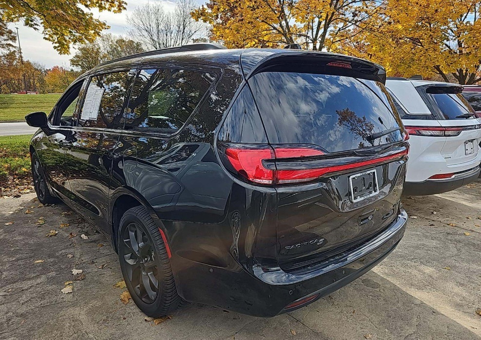 2021 Chrysler Pacifica Limited photo 3