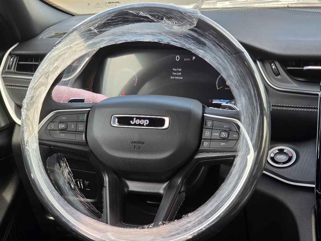 2025 Jeep Grand Cherokee Laredo photo 13
