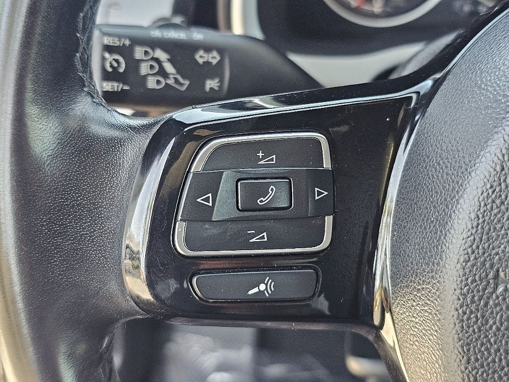 2018 Volkswagen Beetle SE photo 23